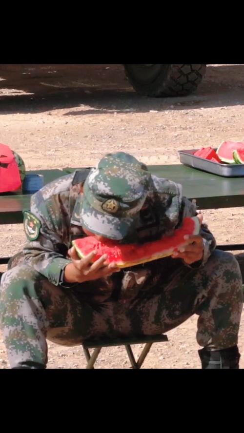 军营吃瓜的视频,吃瓜视频展现军人日常欢乐时光