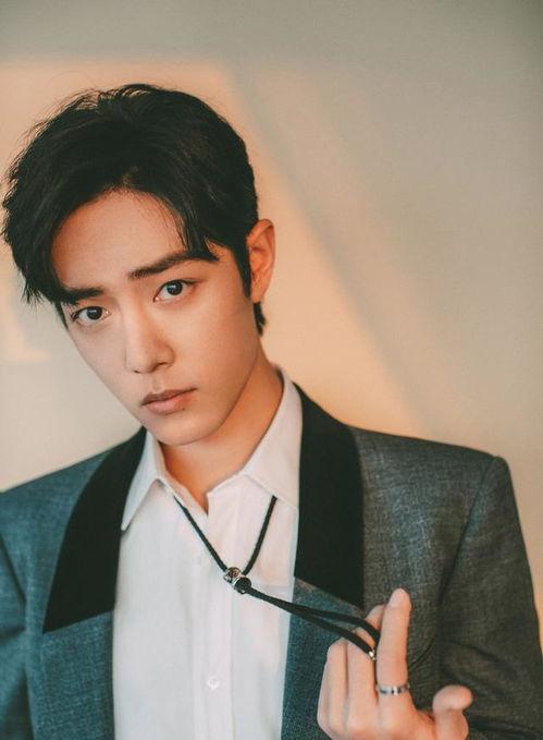 肖战躲角落吃瓜,揭秘明星私下生活点滴