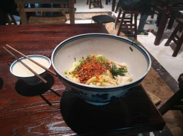 交城大碗面吃瓜,吃瓜群众的美食盛宴